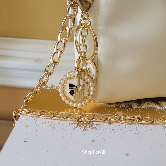 Yves Saint Laurent - Picture 3 of 10